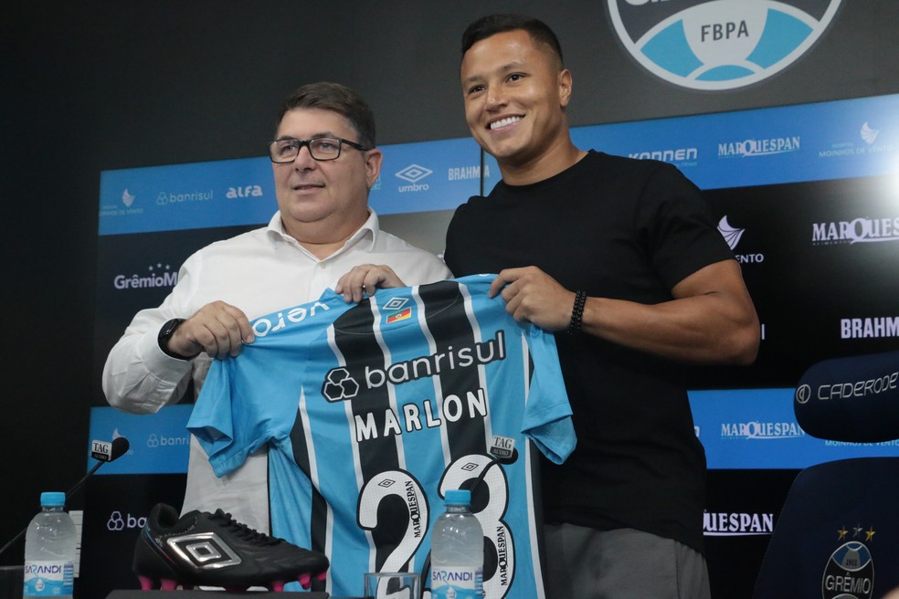 Lateral vai vestir a camisa 23 do clube — Foto: Rafael Favero