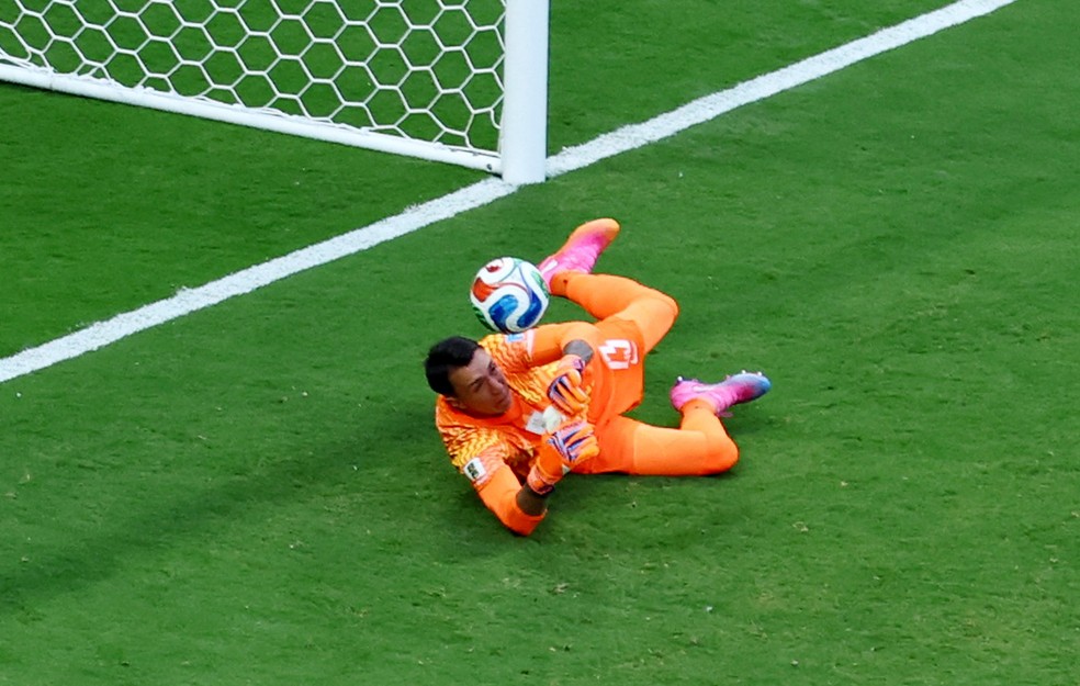 Muslera falha em gol da Espanha contra o Uruguai — Foto: REUTERS/Raquel Cunha