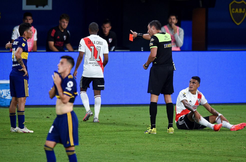 De la Cruz foi discreto em clássico com duas expulsões na Bomboera em 2021 — Foto: Marcelo Endelli/EFE