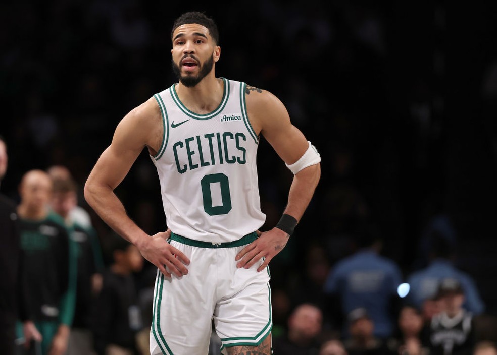 Jayson Tatum lesiona tornozelo em vitória dos Celtics — Foto: Getty Images