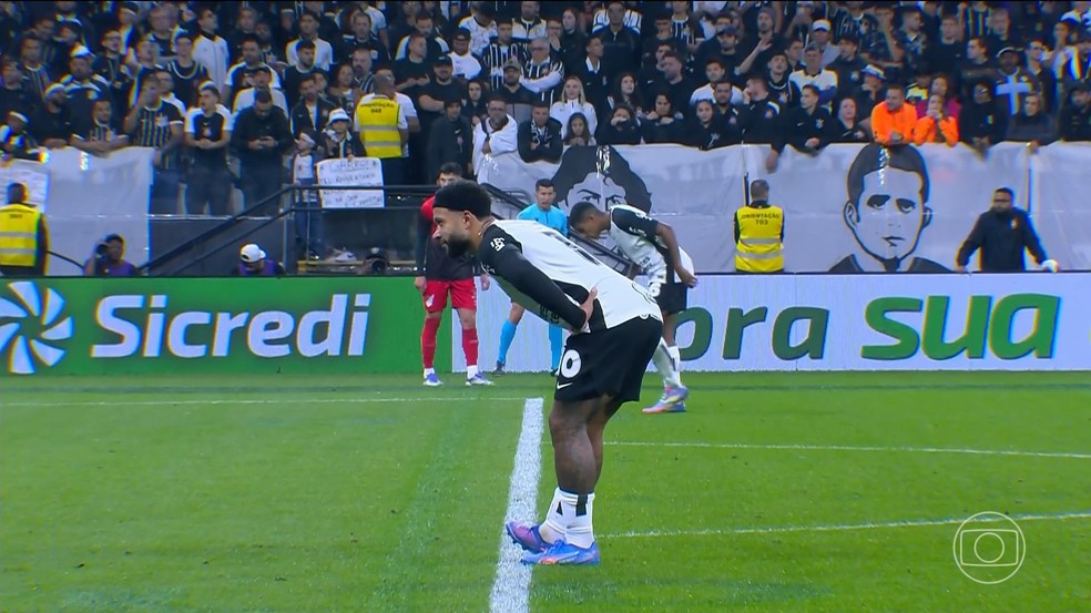 Memphis sente incômodo na coxa e pede substituição no Corinthians ainda no primeiro tempo