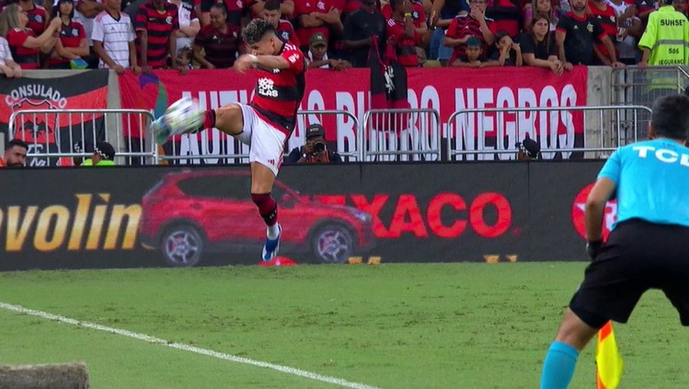 Lance de Luiz Araújo no início da jogada que terminou com a expulsão de Gómez — Foto: Reprodução