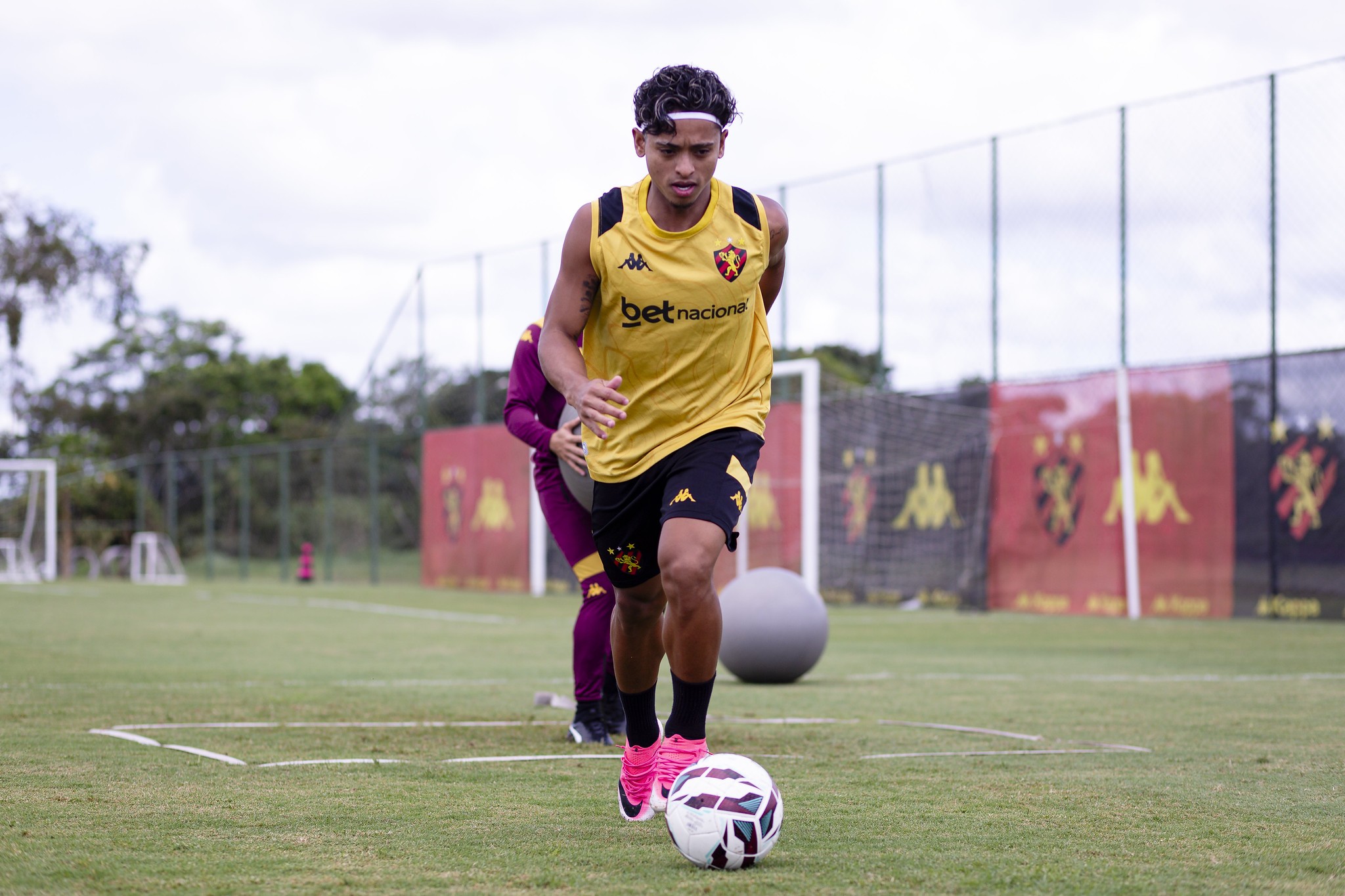 Sem dono, ponta esquerda continua como desafio para reta final do Sport na Série B