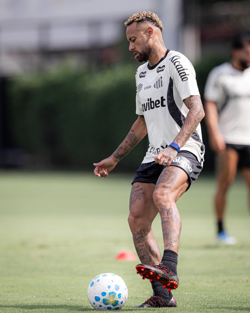 Neymar em ação pelo Santos durante treino no CT Rei Pelé — Foto: Raul Baretta/Santos
