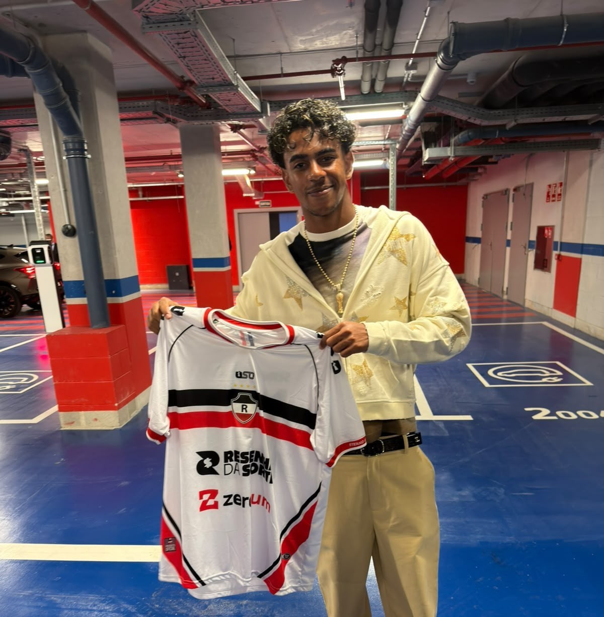 Rolê aleatório? Yamal posa com camisa de time do Piauí depois de goleada do Barcelona
