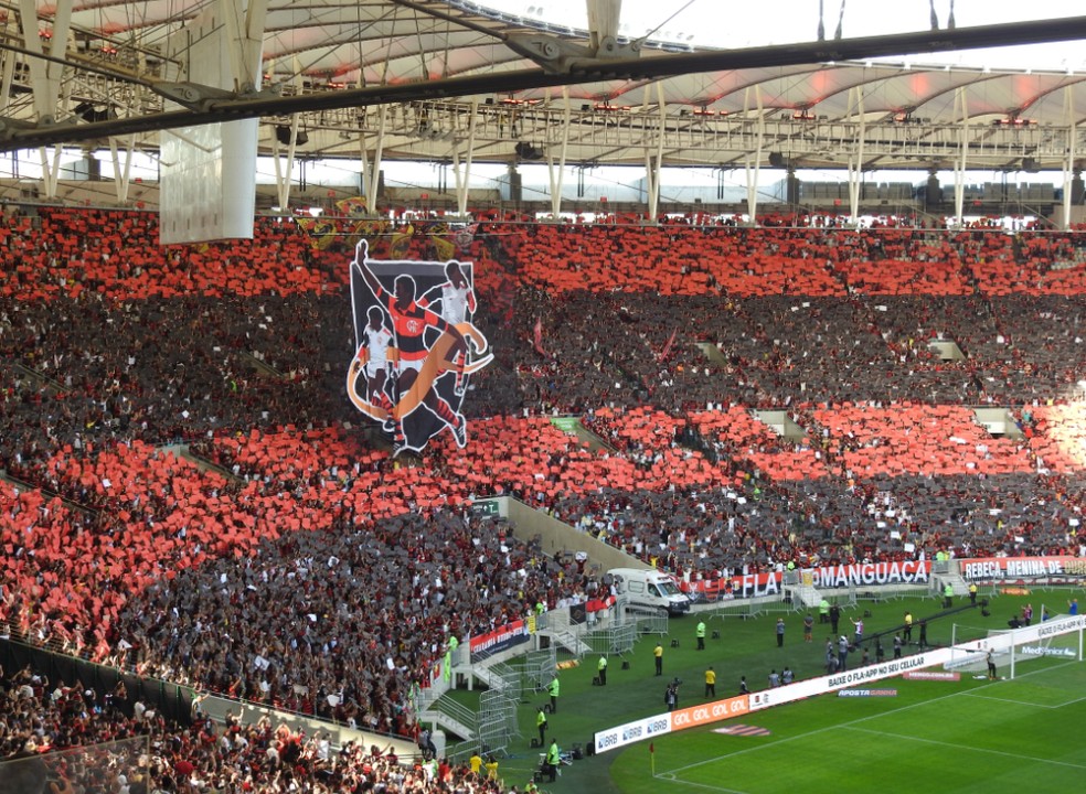 Torcida do Flamengo faz mosaico em homenagem a Adílio — Foto: Fred Gomes