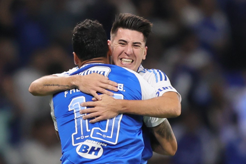 Villalba e Fabrício Bruno, titulares da zaga do Cruzeiro — Foto: Gilson Lobo/AGIF
