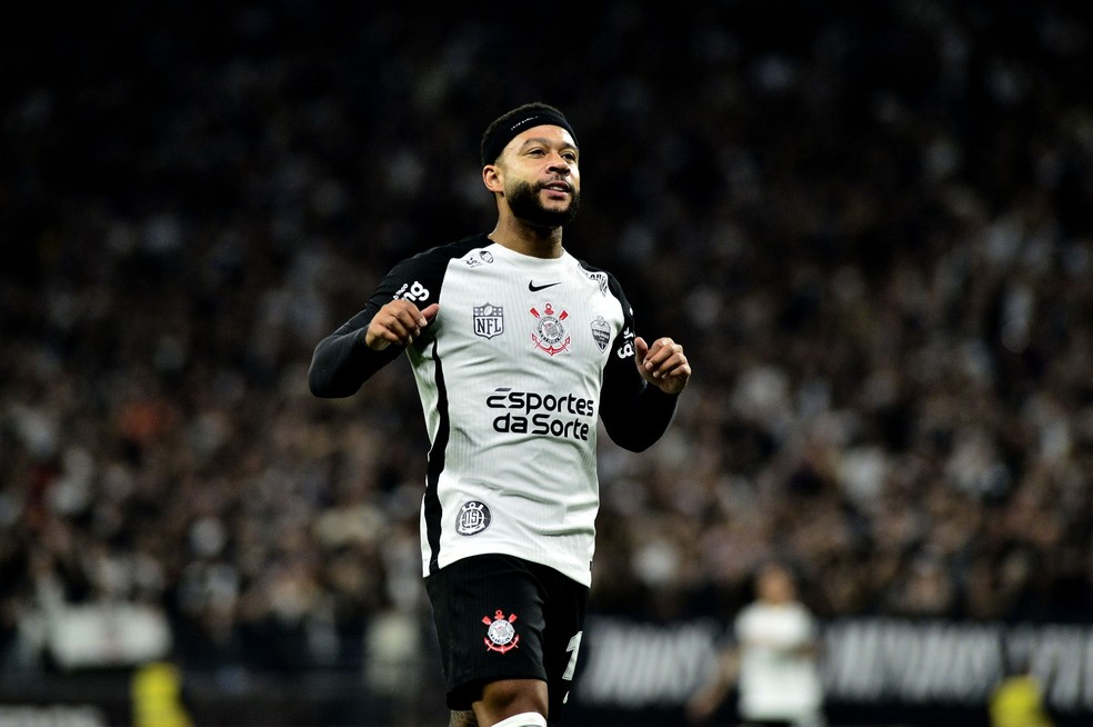 Memphis Depay, do Corinthians, no jogo contra o Palmeiras  Foto: Marcos Ribolli