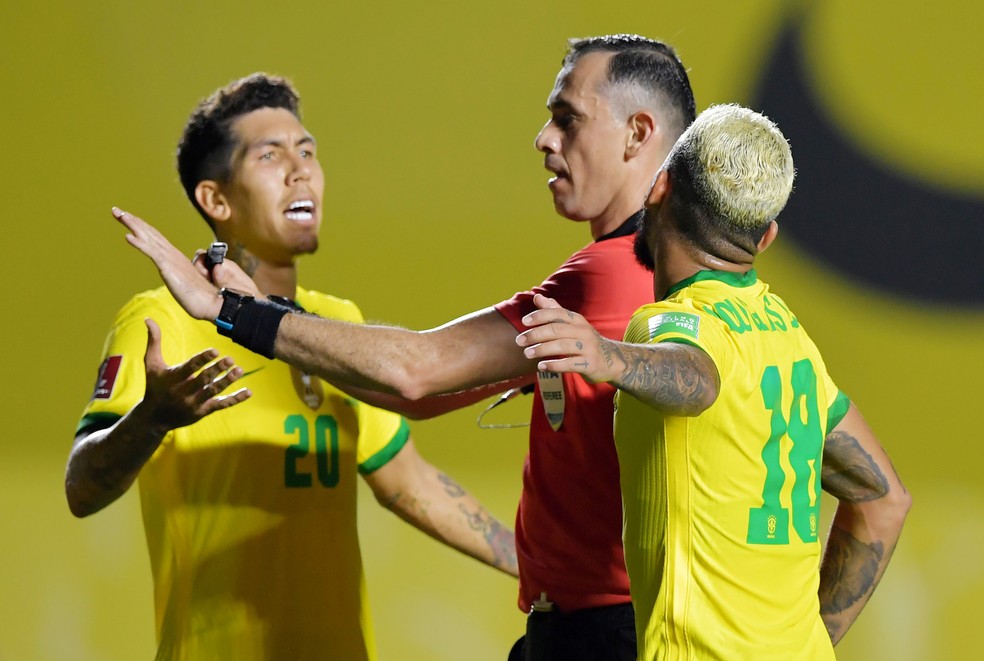 Firmino e Douglas Luiz discutem com árbitro Juan Benítez durante Brasil x Venezuela — Foto: Nelson Almeida/Reuters