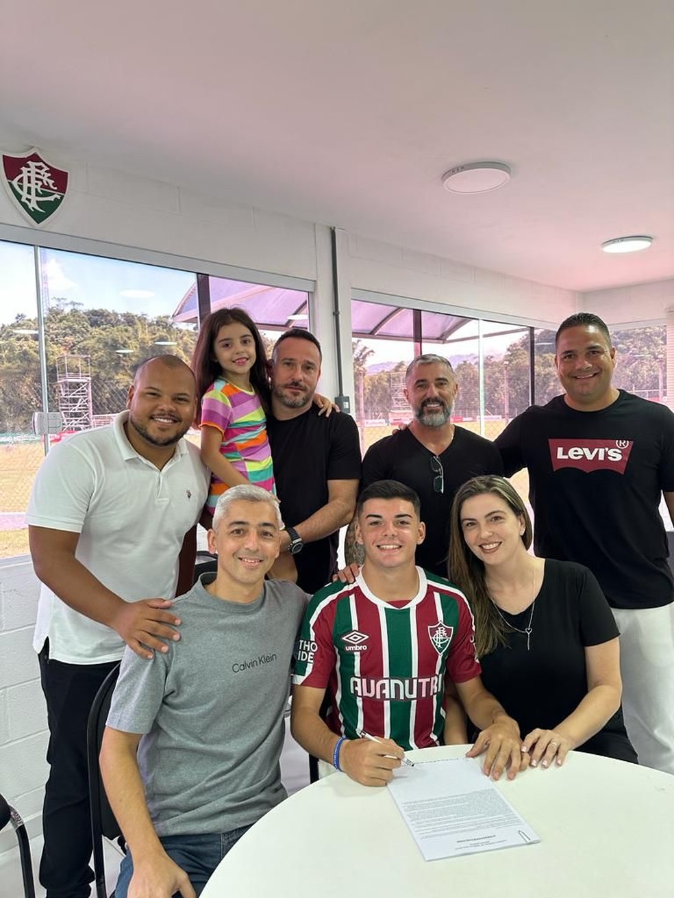 Gabriel Gorgulho assina primeiro contrato profissional no Fluminense com familiares e empresários — Foto: Divulgação
