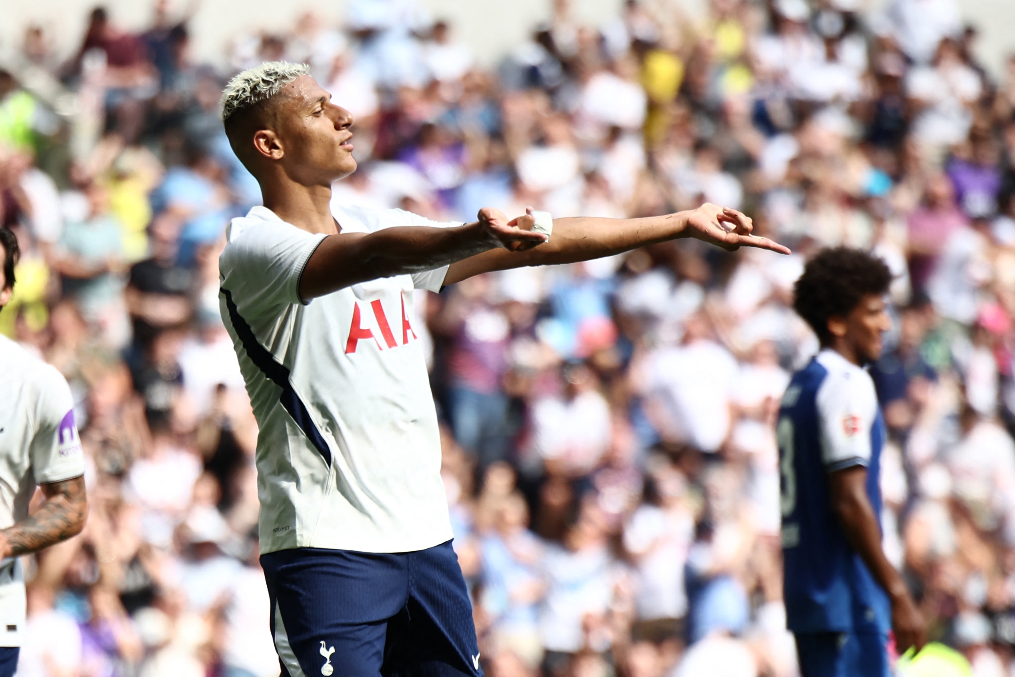 Vasco tenta contratar Richarlison antes do fechamento da janela de transferências