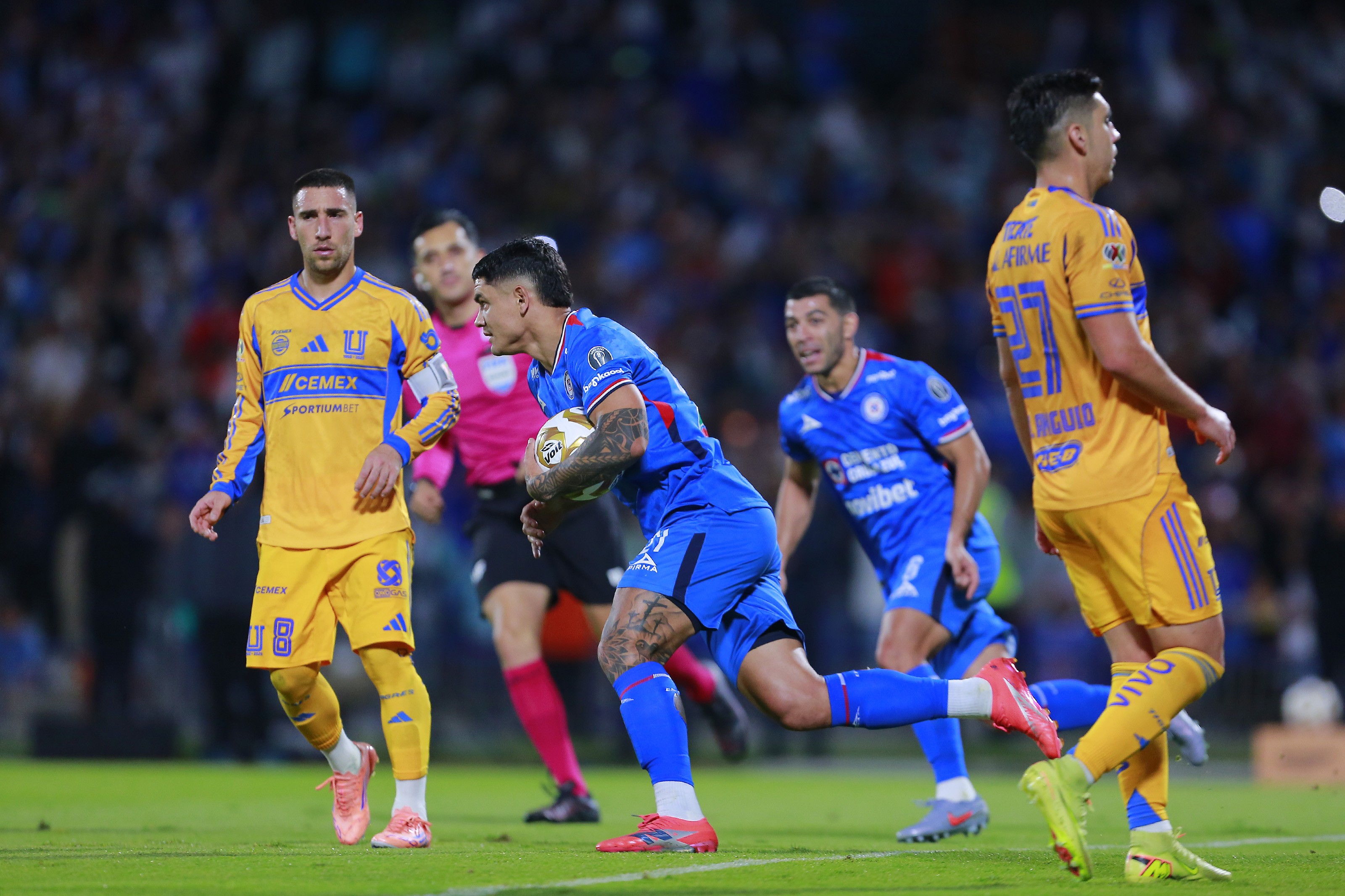 Cruz Azul investe mais de R$ 5 milhões em voo fretado para duelo decisivo contra o Flamengo