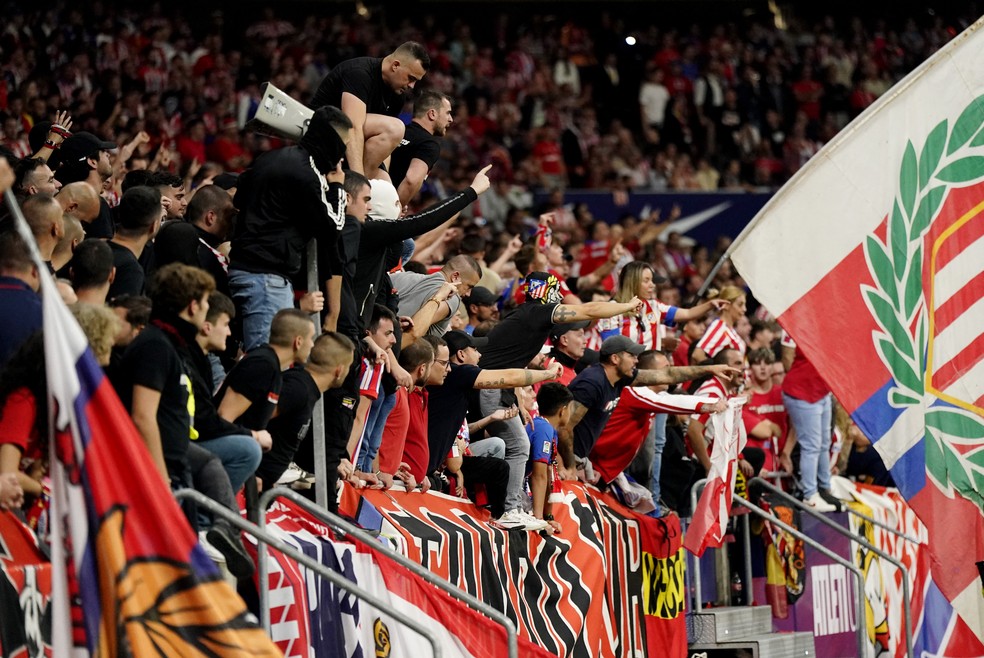 Ultras do Atlético de Madrid atiram objetos no gramado em clássico contra o Real Madrid — Foto: Reuters