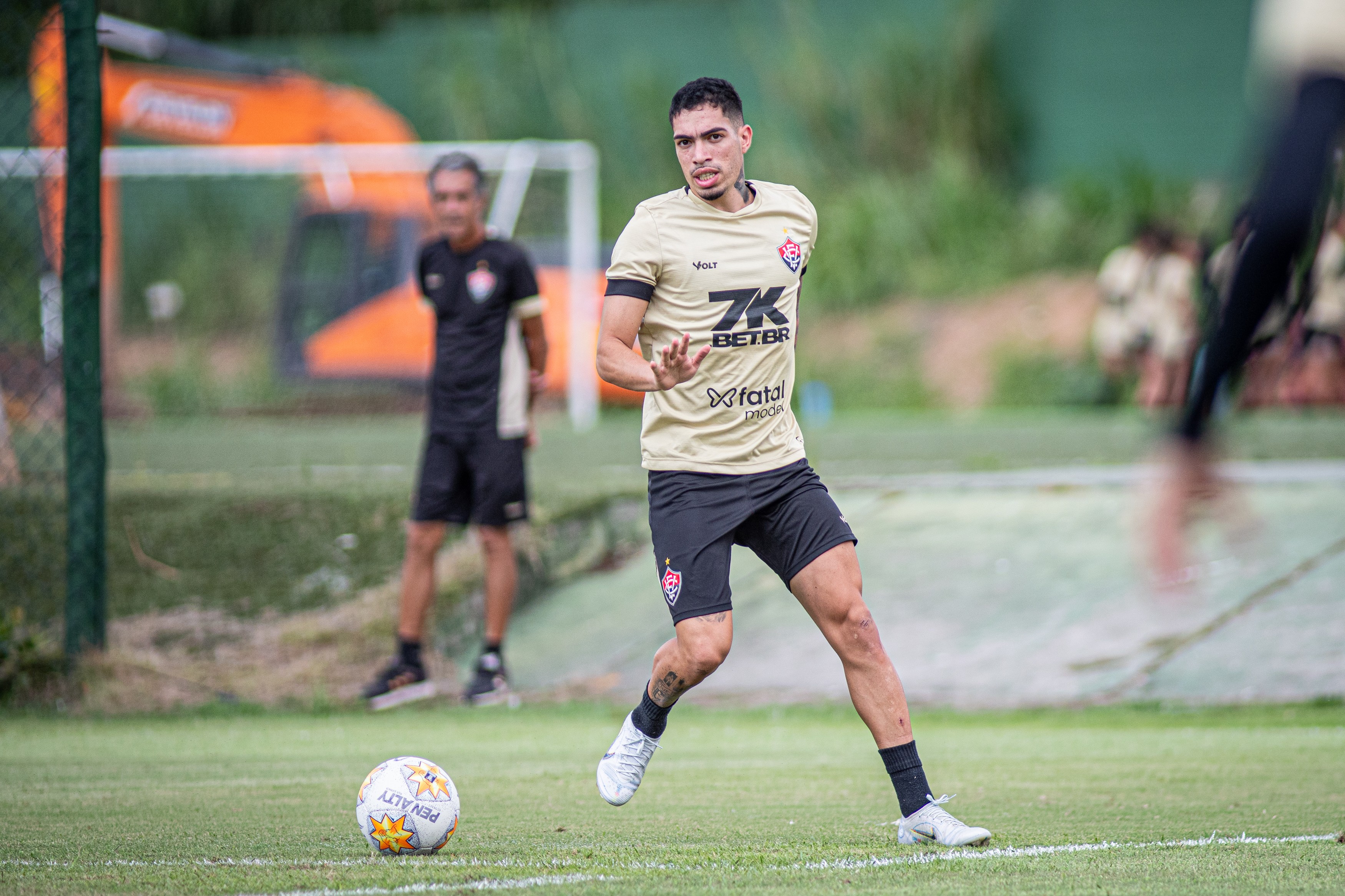 Vitória rescinde contrato com Hugo, lateral emprestado pelo Botafogo