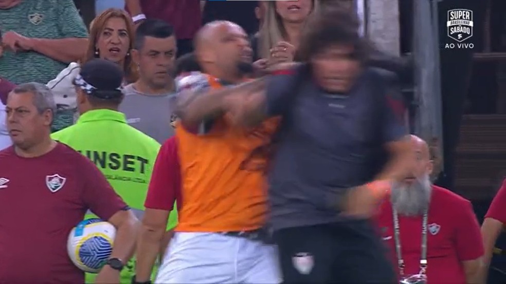 Felipe Melo, do Fluminense, empurrando um assessor do Atlético-GO por trás após levar a virada — Foto: Reprodução