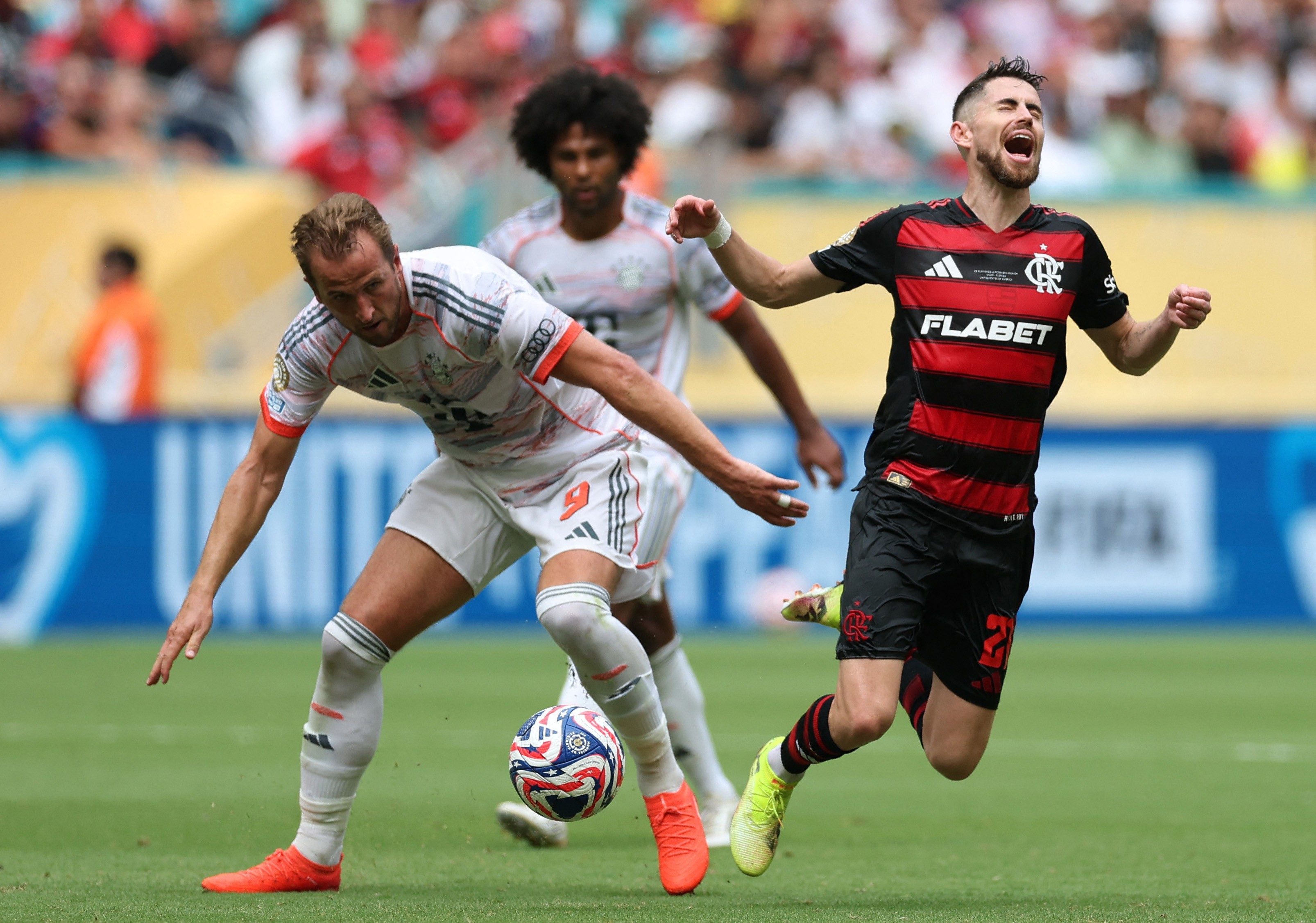 Kane coloca Flamengo de volta à realidade com derrota no plano internacional.