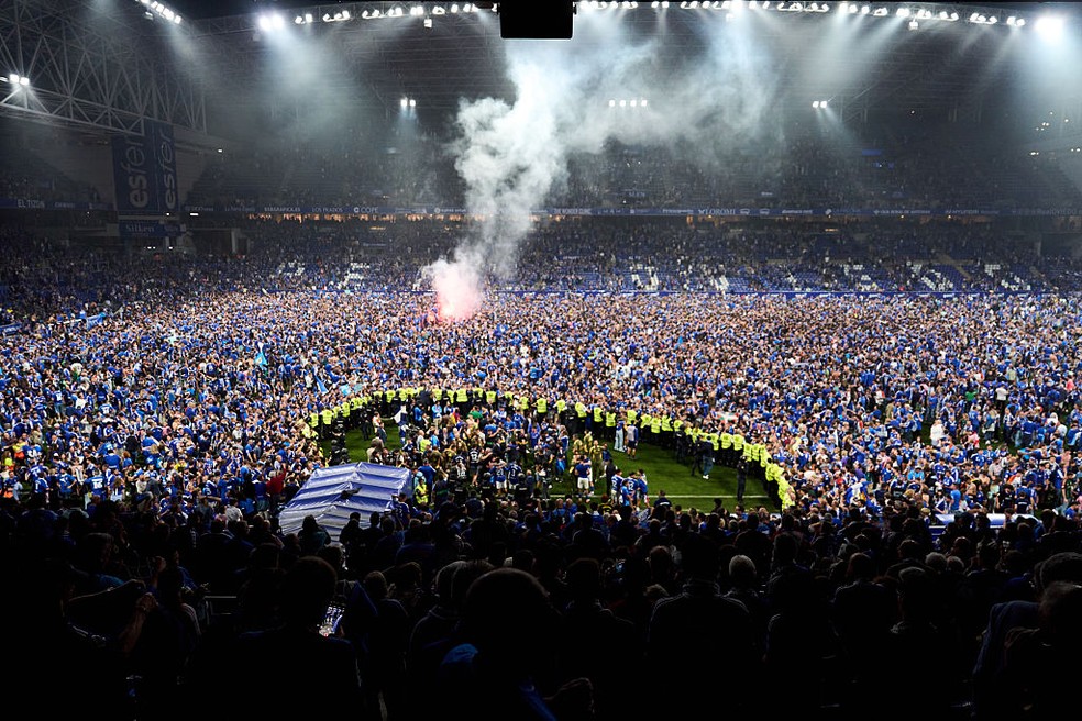 Torcida do Real Oviedo invade o campo para comemorar acesso para elite em 2025/2026 — Foto: Juan Manuel Serrano Arce/Getty Images