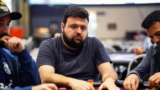 Poker: streamer brasileiro chora ao ganhar pacote para a Triton Series