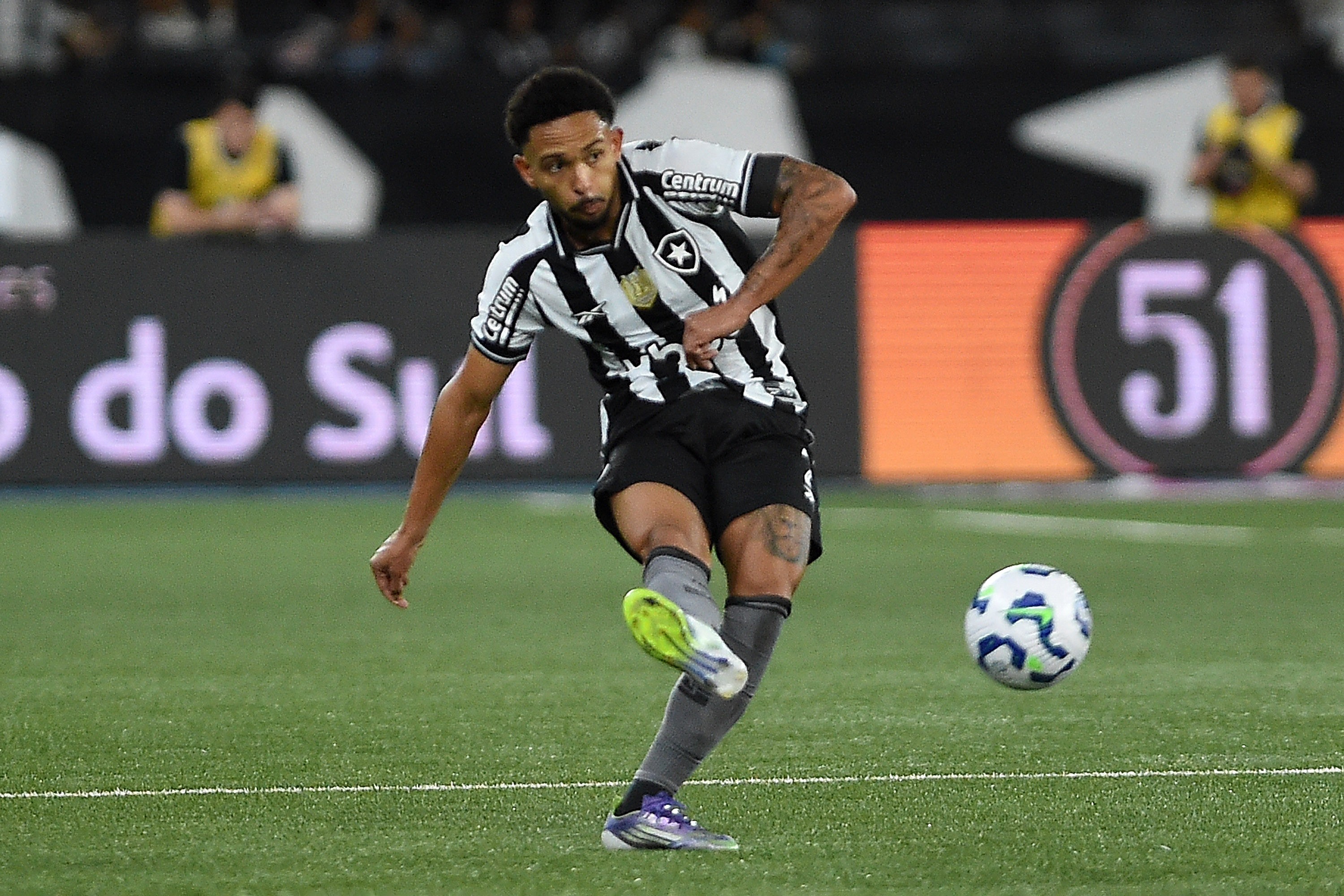Convocado pela Seleção, Vitinho será desfalque do Botafogo em clássico contra o Flamengo