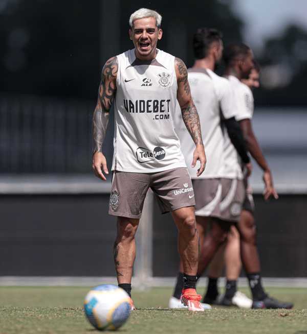 Fagner prestes a alcançar marca histórica em estreia pelo Corinthians