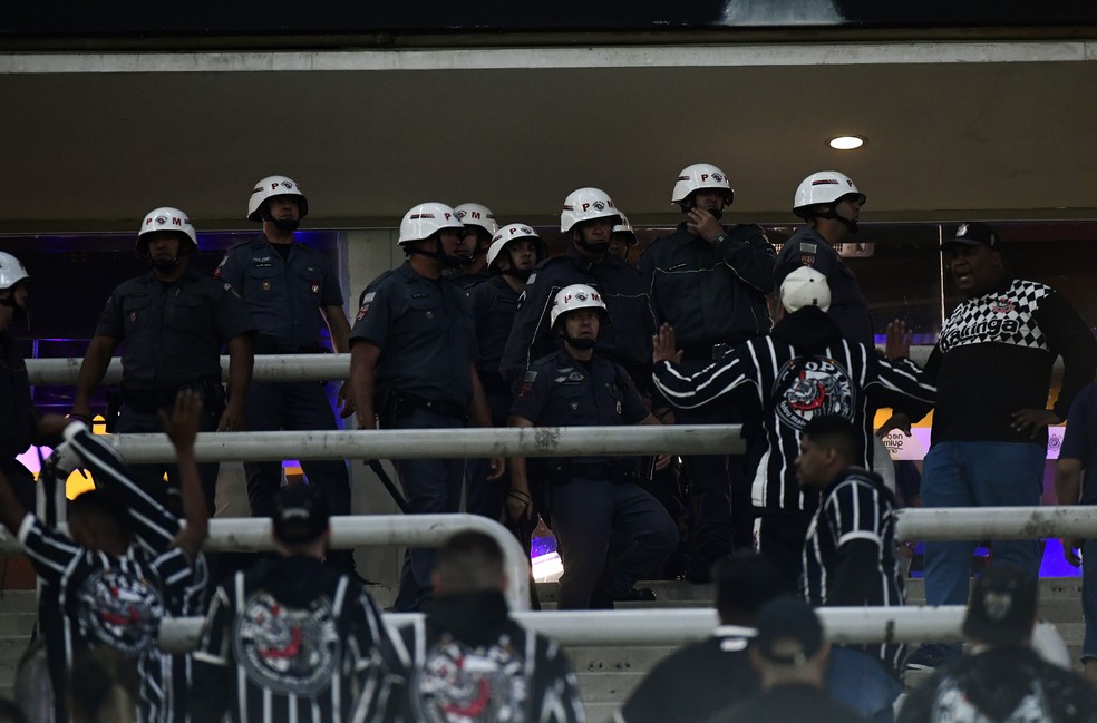 Protesto da torcida do Corinthians após derrota contra o Bahia — Foto: Marcos Ribolli