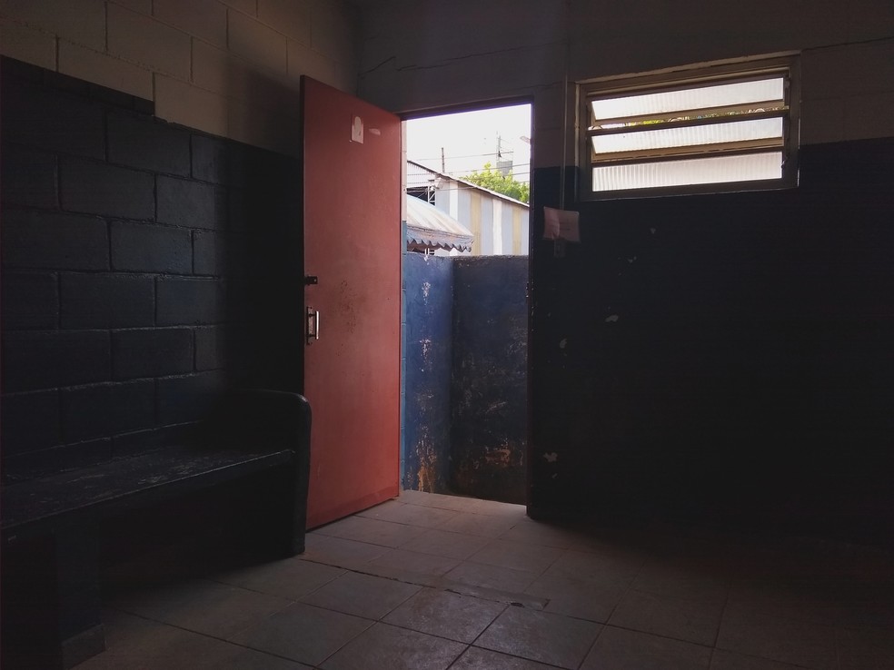 Vestiário do Santa Marina está vazio, sem jogos enquanto o clube não reabrir — Foto: Arthur Sandes