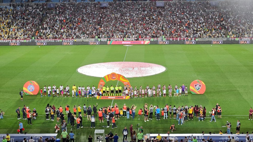 Torcida do Fluminense faz festa com pó de arroz e bandeiras contra o Bahia na Copa do Brasil; veja fotos