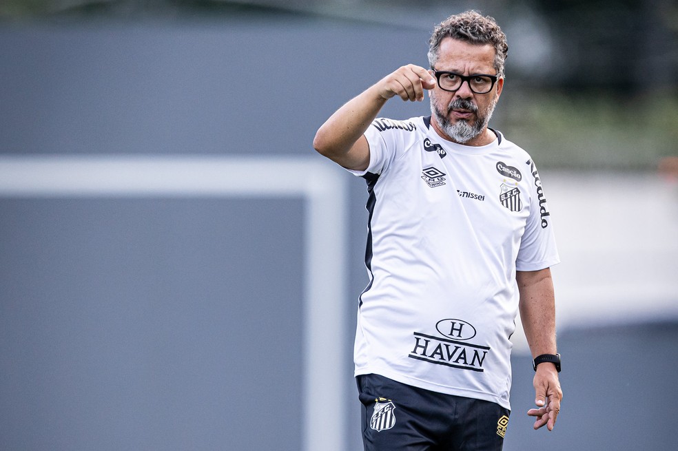 Cléber Xavier em treino do Santos — Foto: Raul Baretta/Santos FC