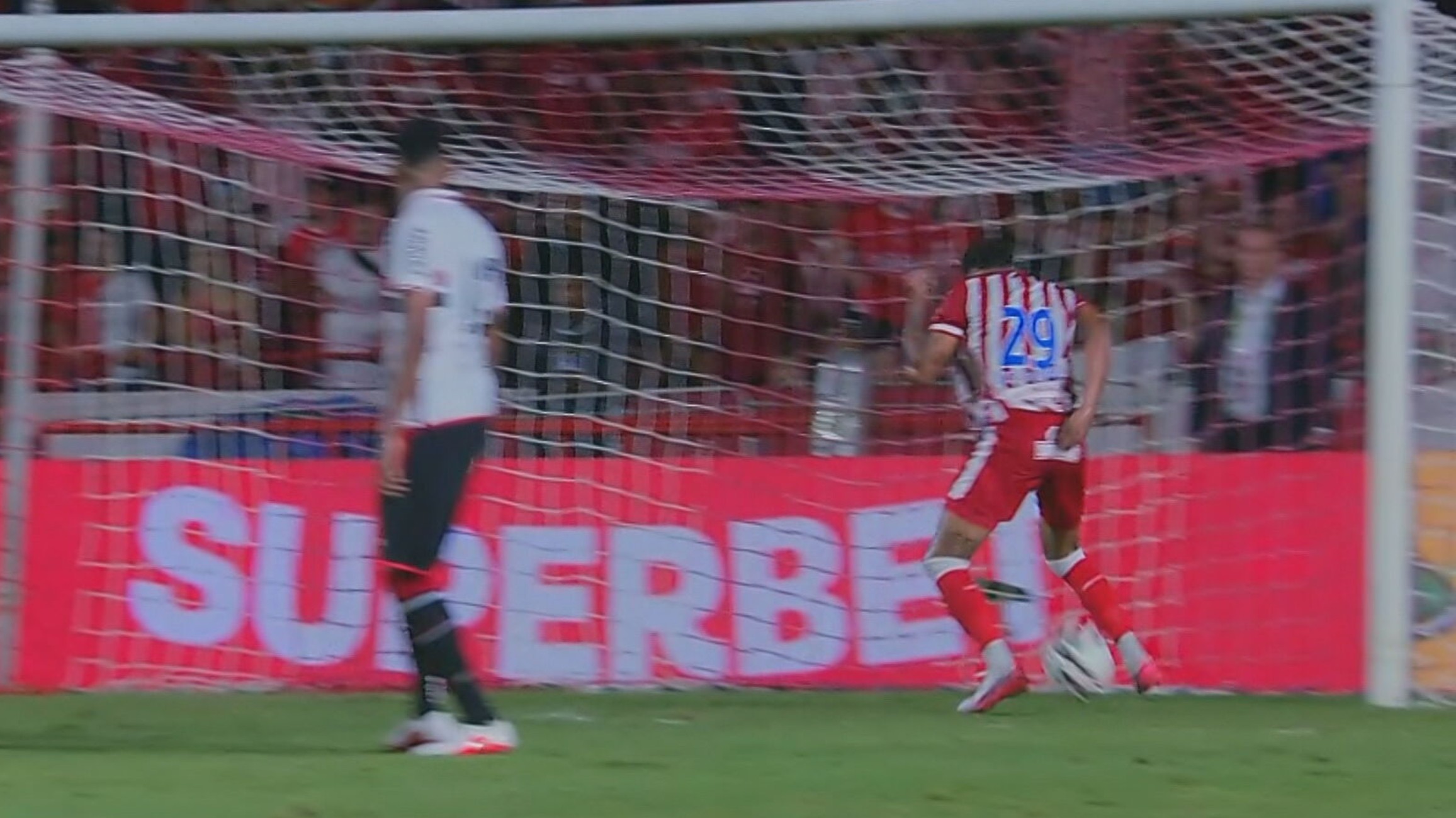 Júnior Todinho cabeceia na trave durante jogo contra o Botafogo-SP