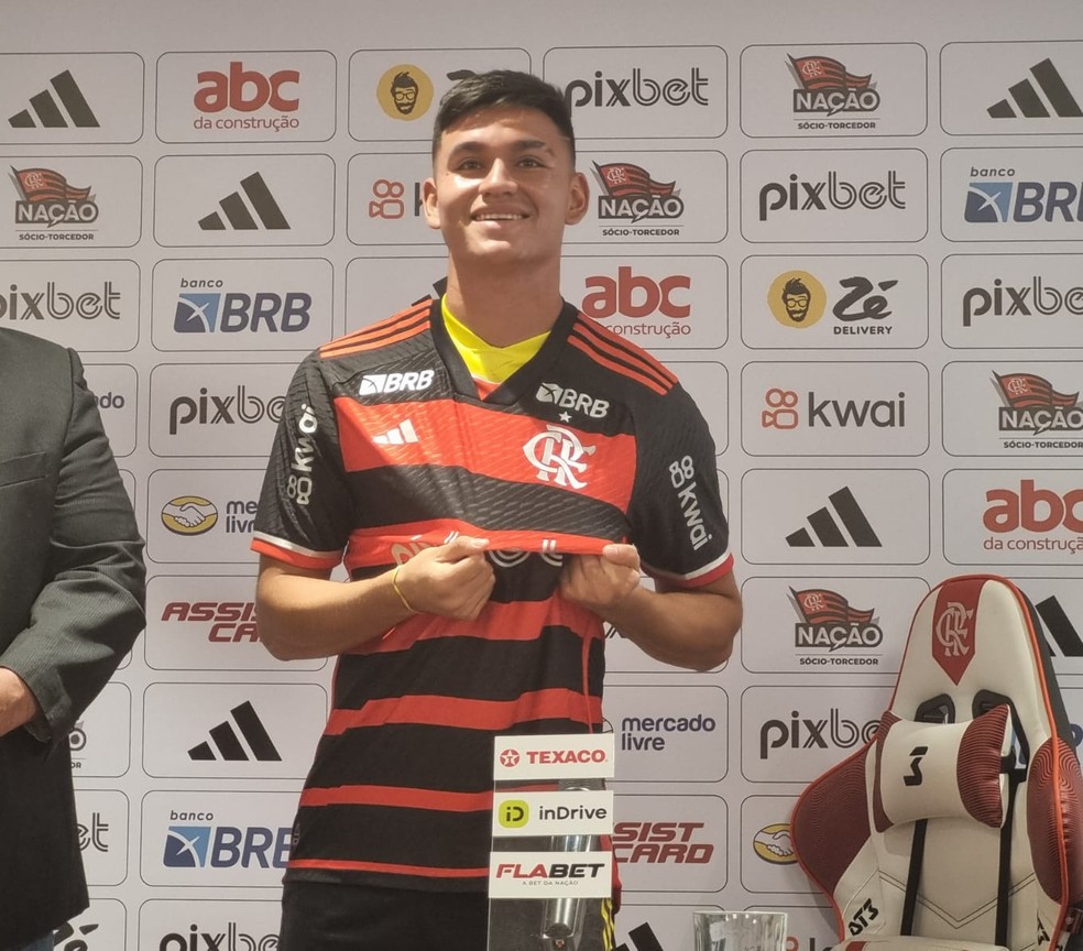 Alcaraz sendo apresentado no Flamengo — Foto: ge