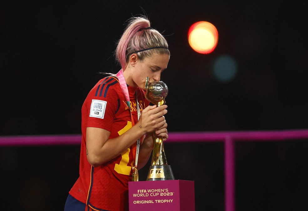 Alexia Putellas beija a taça da Copa do Mundo Feminina — Foto: REUTERS/Carl Recine
