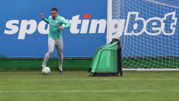 Vitor Roque abre mão de férias e avança em recuperação para voltar ao campo pelo Palmeiras.