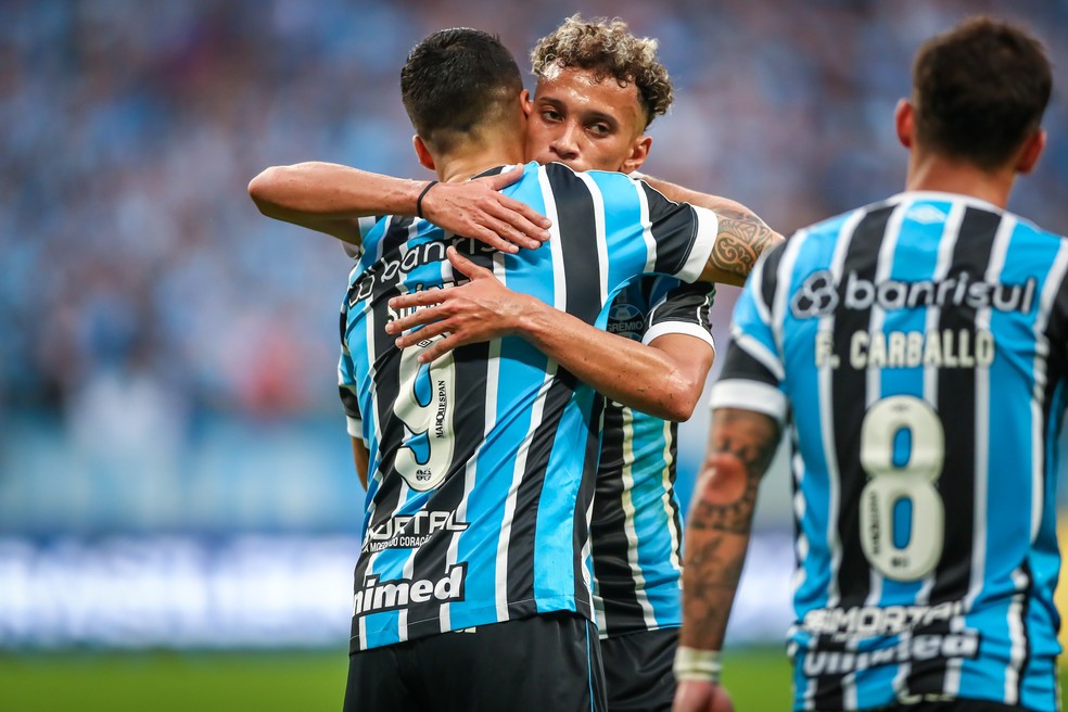 Suárez, Bitello e Carballo comemoram gol do Grêmio na Arena — Foto: Lucas Uebel/Grêmio