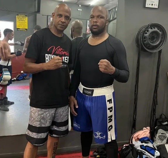Após prisão por crime que não cometeu, lutador celebra retorno ao boxe ...