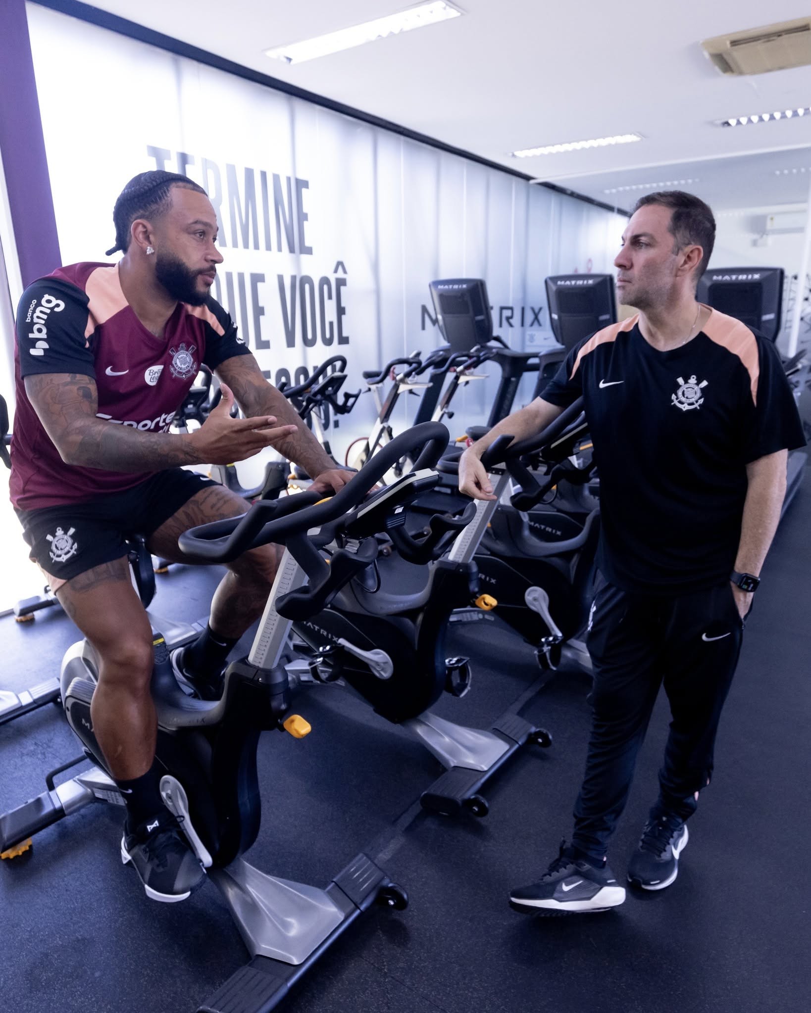 Memphis volta a desfalcar treino do Corinthians; Gabriel Paulista e Carrillo treinam