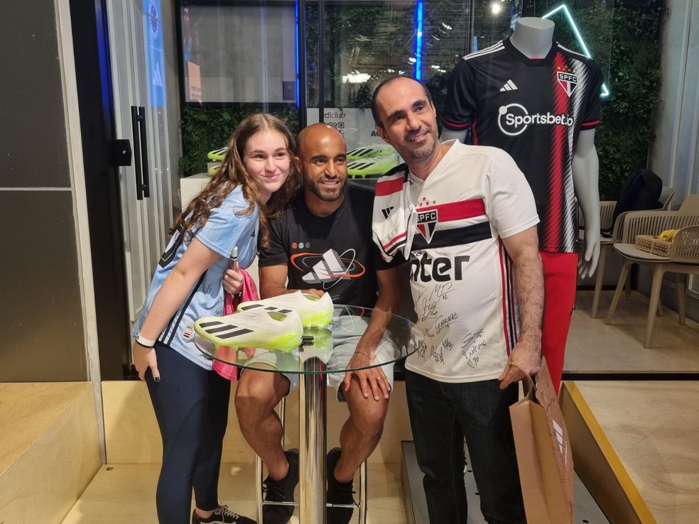 Lucas recebeu fãs em um shopping da Avenida Paulista na última segunda — Foto: José Edgar de Matos