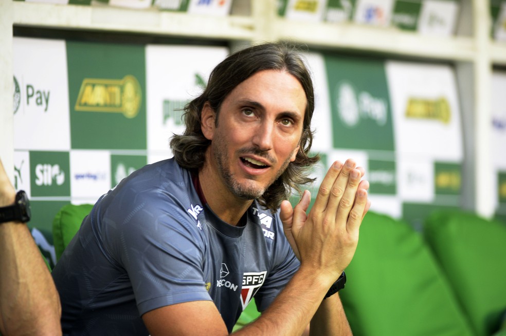 PRESSÃO AUMENTA NO TRICOLOR! Torcida se manifesta e diretoria mantém posição sobre o comando da equipe!