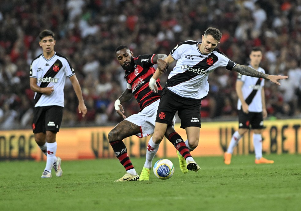 vegetti disputa lance com gerson em flamengo x vasco — Foto: André Durão