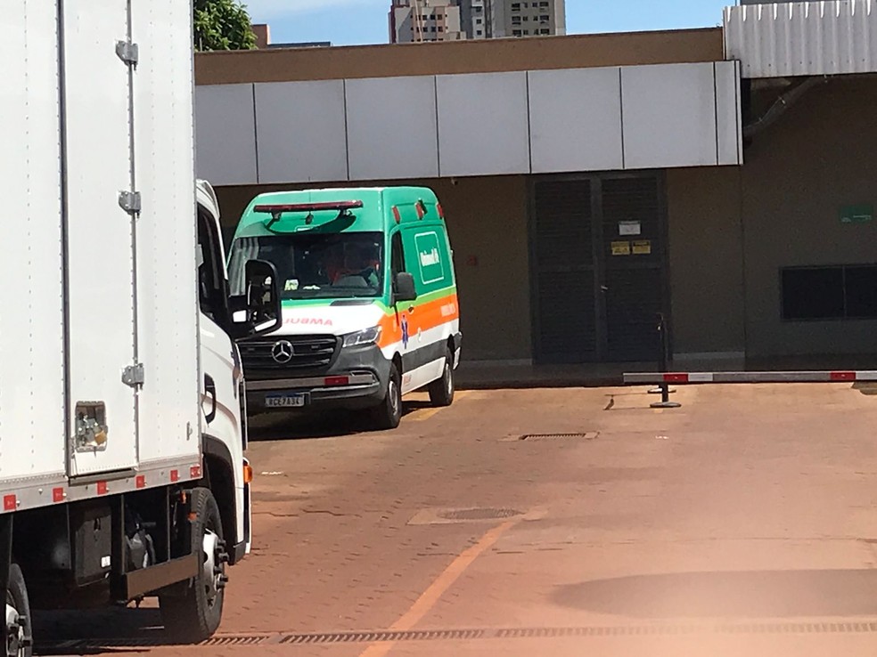 Ambulância que levou Pedro Severino, atacante do RB Bragantino, a Ribeirão Preto — Foto: Patrícia Boneli/EPTV