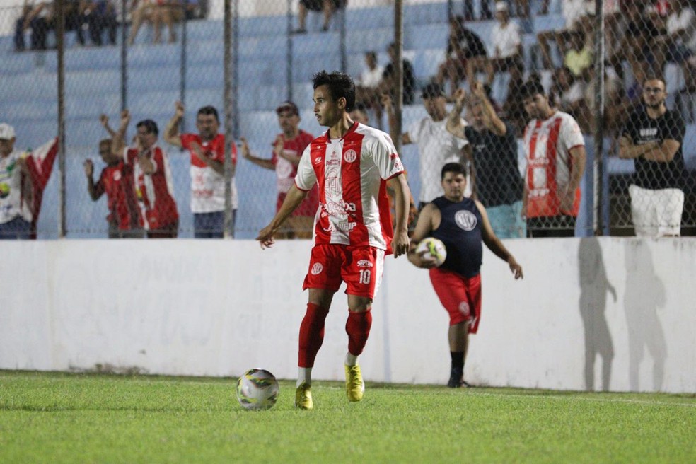 Matheusinho marcou o gol do Esporte de Patos contra o Cruzeiro-PB; Terror do Serto est de volta  elite do futebol paraibano  Foto: der Souza
