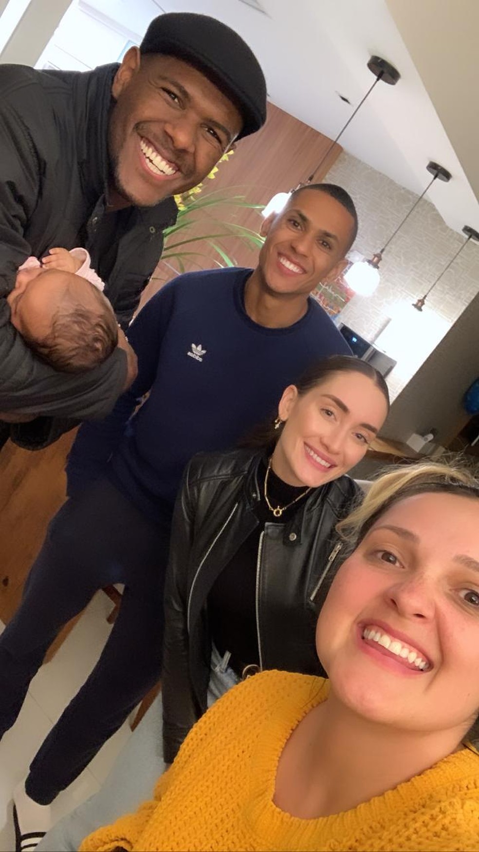 Patrick e Cristiane com a pequena Maria Clara ao lado dos padrinhos Bruno Alves e Daniela — Foto: Arquivo Pessoal
