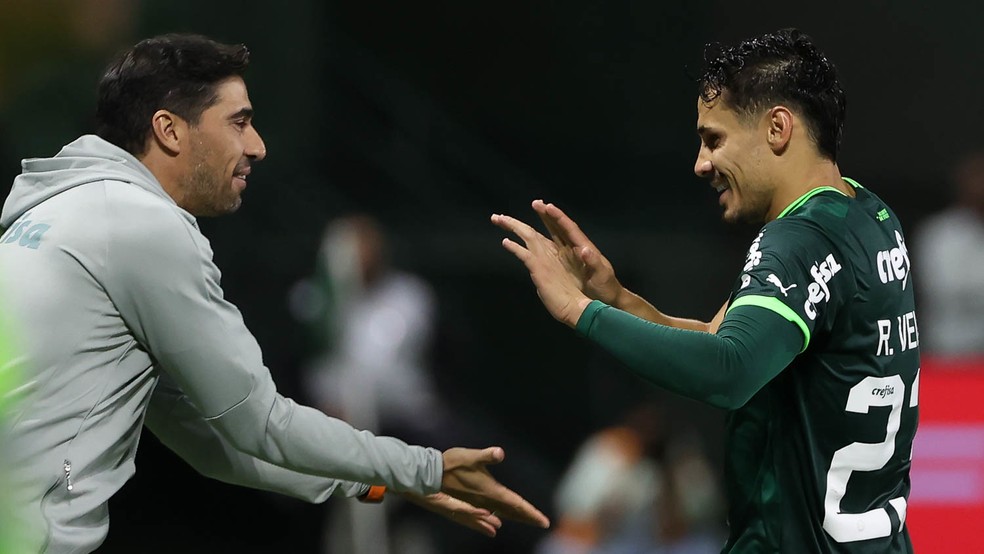 Abel Ferreira e Raphael Veiga em Palmeiras x Inter de Limeira — Foto: Cesar Greco/Palmeiras