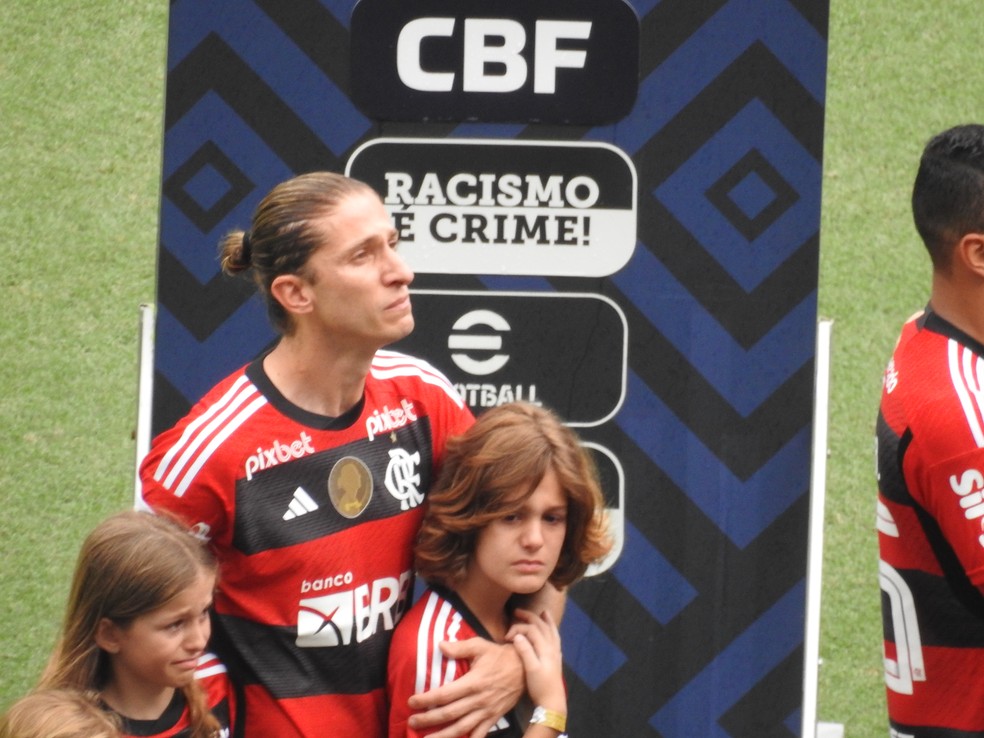 Filipe Luís se emocionou muito quando o mosaico ao lado do avô foi erguido na arquibancada do Flamengo — Foto: Fred Gomes