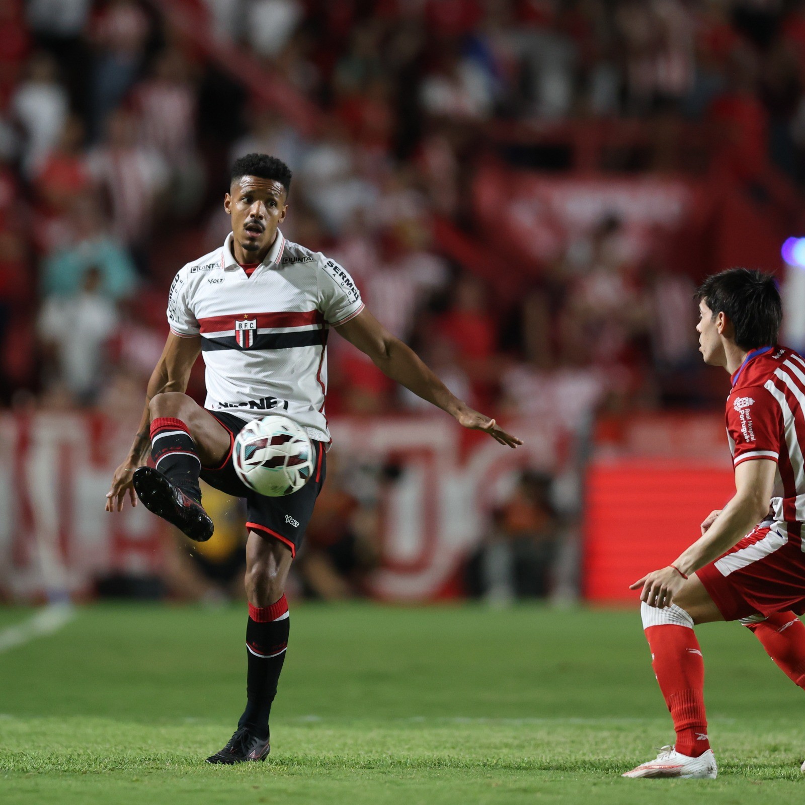 Jogadores do Botafogo-SP em ação durante partida pela Série B