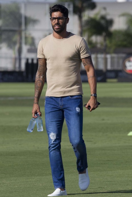 Gerente diz que Corinthians avalia contratações, mas lembra: 