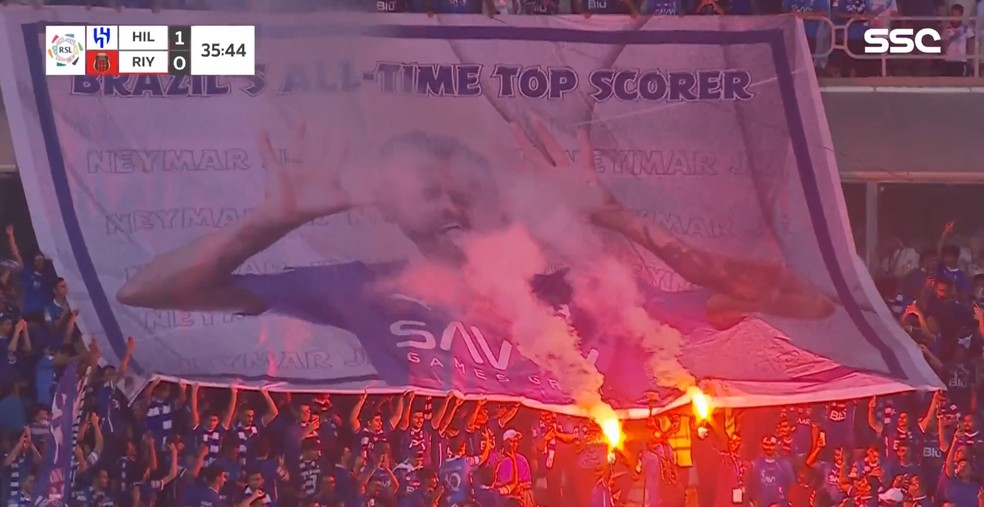 Torcida do Al-Hilal faz bandeirão para Neymar: "Maior artilheiro da história do Brasil" — Foto: Reprodução/SSC Sports
