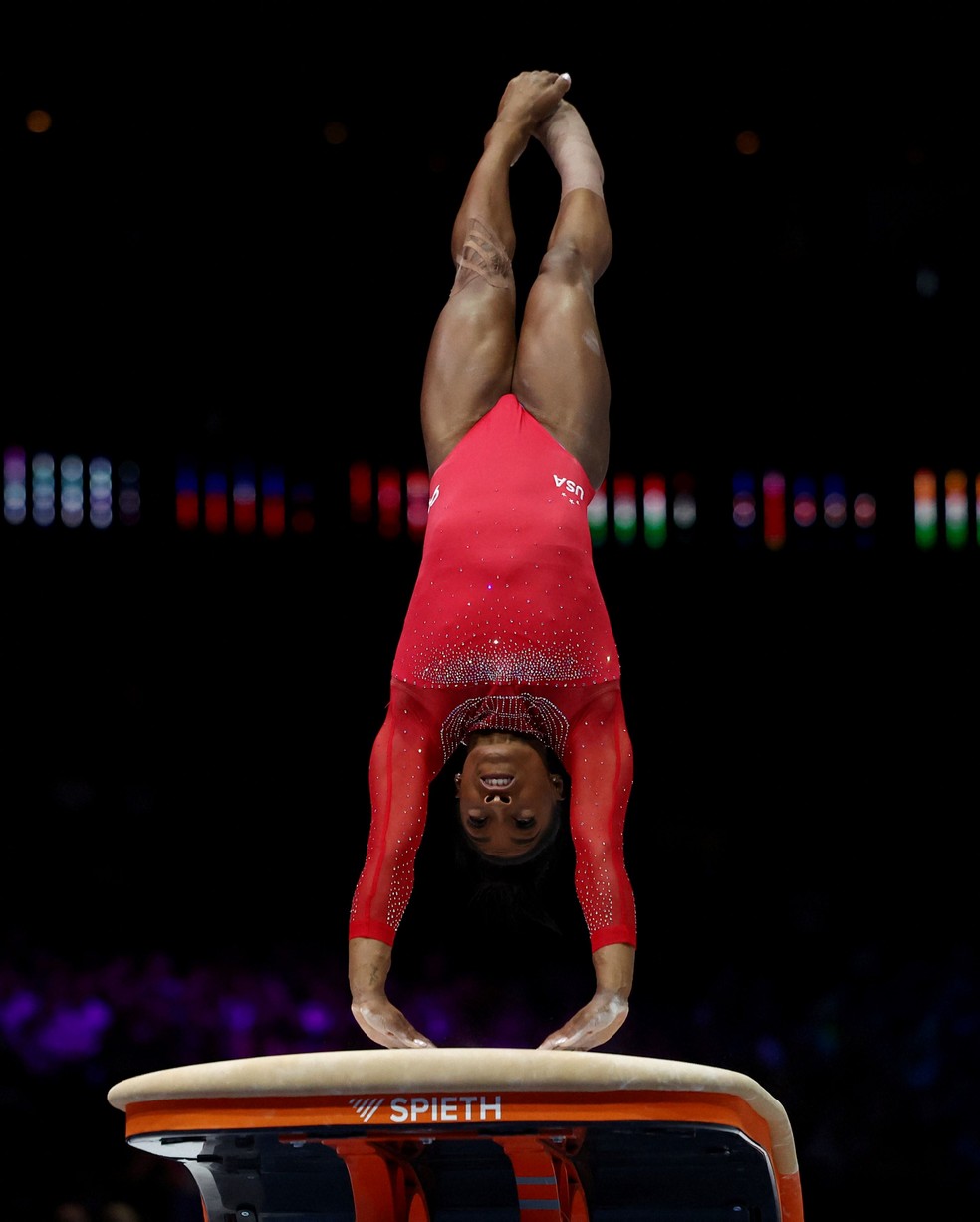Simone Biles na final do salto no Mundial da Antuérpia — Foto: Reuters