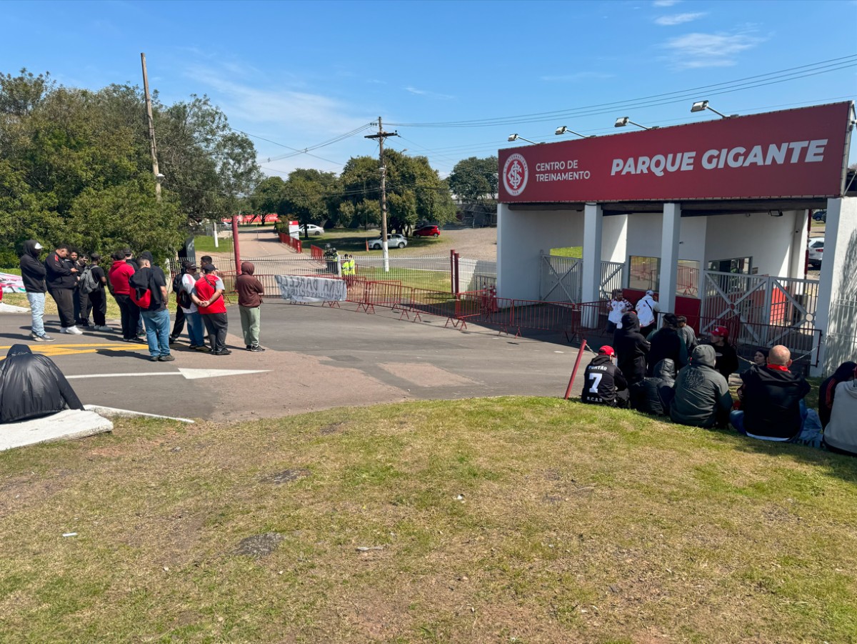 Em novo dia de protestos, torcedores do Inter são recebidos por dirigentes e jogadores no CT