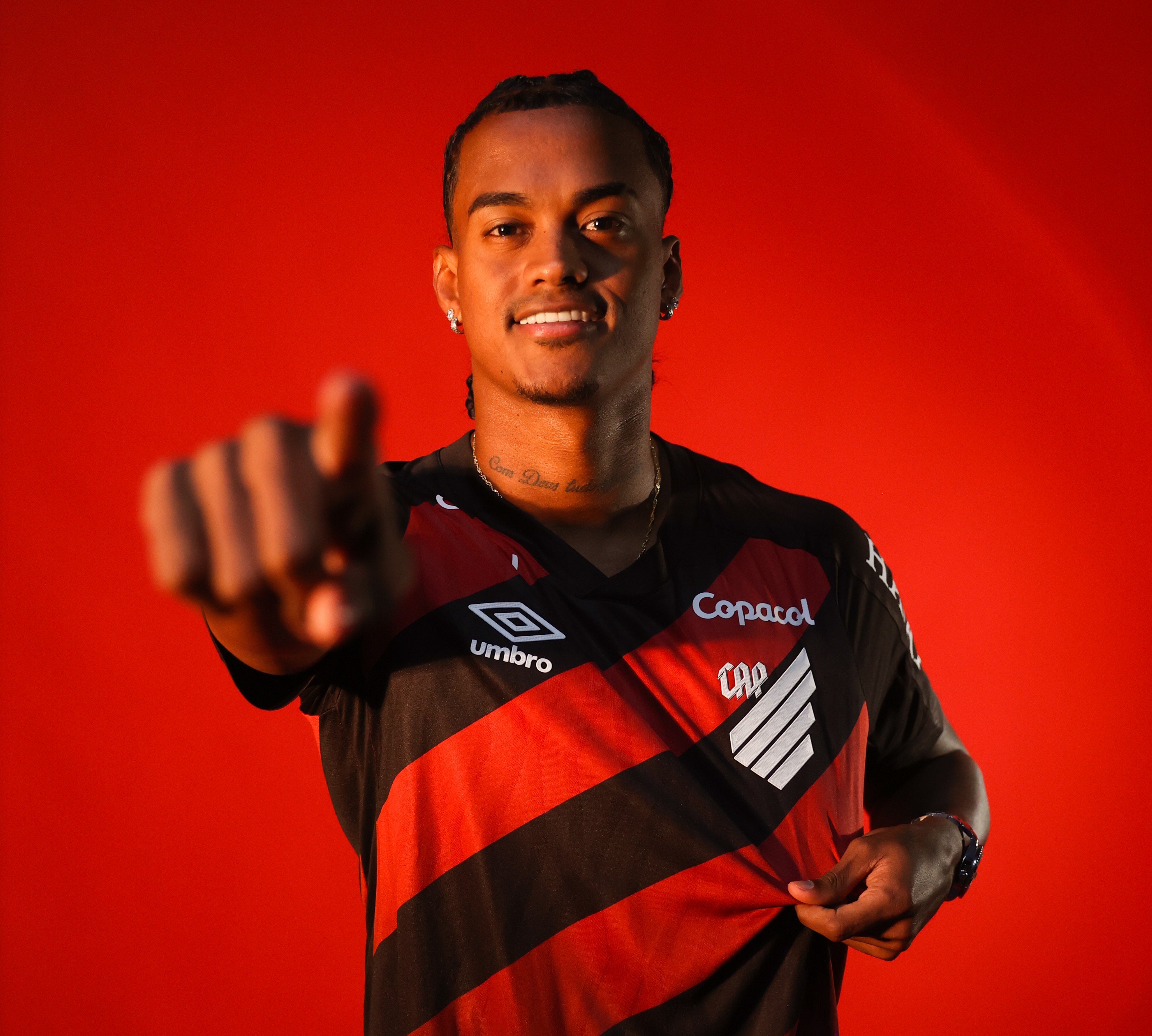 Athletico anuncia atacante Kerwin Vargas e chega a 11 estrangeiros no elenco; conheça