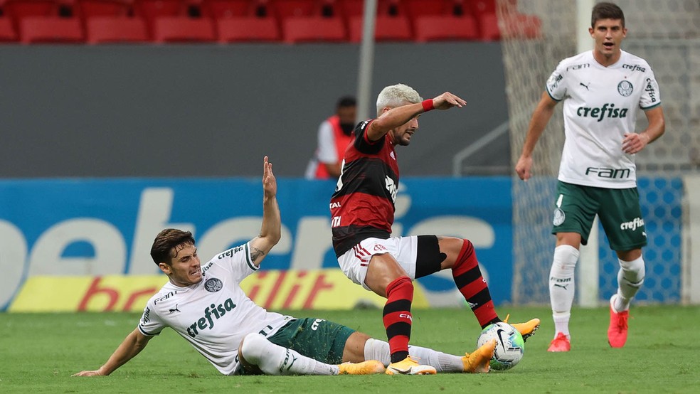 Disputa de bola entre Raphael Veiga e Arrascaeta em Flamengo x Palmeiras — Foto: Cesar Greco\Palmeiras